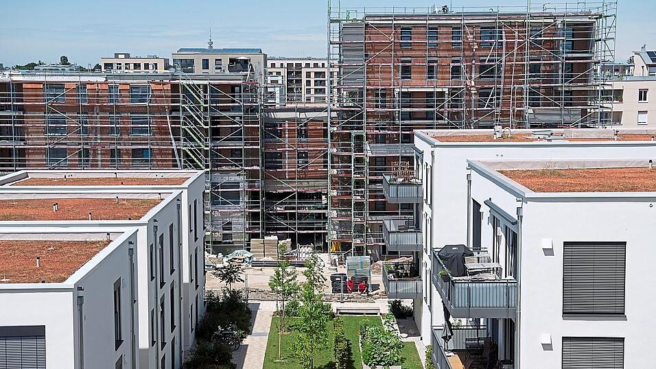 Der Münchner Mietmarkt ist wohl dauerhaft aus dem Gleichgewicht. Trotz vieler Baumaßnahmen (im Bild: ein Genossenschaftsprojekt) steigen die Preise immer weiter. Es herrscht deutlich mehr Nachfrage als Angebot. Der Münchner Mietmarkt ist wohl dauerhaft aus dem Gleichgewicht. Trotz vieler Baumaßnahmen (im Bild: ein Genossenschaftsprojekt) steigen die Preise immer weiter. Es herrscht deutlich mehr Nachfrage als Angebot.