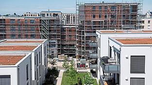 Der Münchner Mietmarkt ist wohl dauerhaft aus dem Gleichgewicht. Trotz vieler Baumaßnahmen (im Bild: ein Genossenschaftsprojekt) steigen die Preise immer weiter. Es herrscht deutlich mehr Nachfrage als Angebot. Der Münchner Mietmarkt ist wohl dauerhaft aus dem Gleichgewicht. Trotz vieler Baumaßnahmen (im Bild: ein Genossenschaftsprojekt) steigen die Preise immer weiter. Es herrscht deutlich mehr Nachfrage als Angebot.