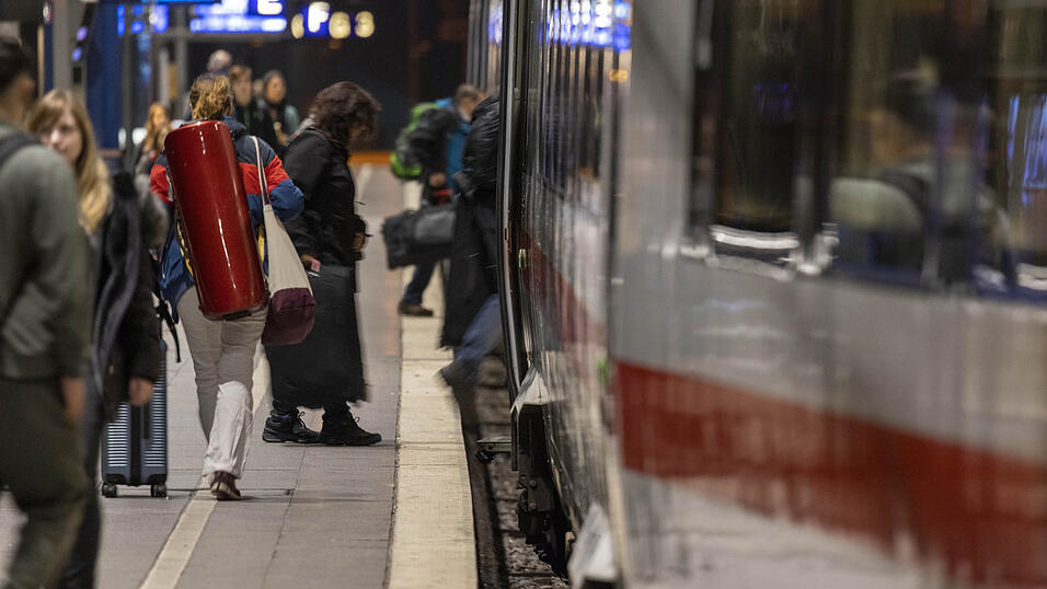 In einem Zug kommen viele Menschen zusammen und das Potenzial für Konflikte steigt. (Symbolbild)