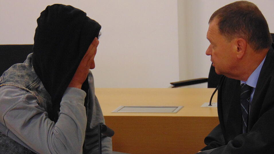Der Angeklagte und sein Strafverteidiger. (Foto: Harald Keller)