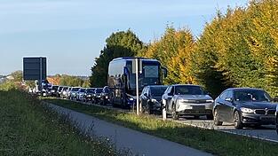 Richtung Neufahrn staute sich der Verkehr zurück. Wegen eines Unfalls auf der B 15 neu rollte mehr Verkehr durch Neufahrn als üblich.