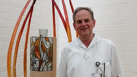 Theo Speiseder von der Krankenhaus-Seelsorge in der Kapelle des Klinikums.