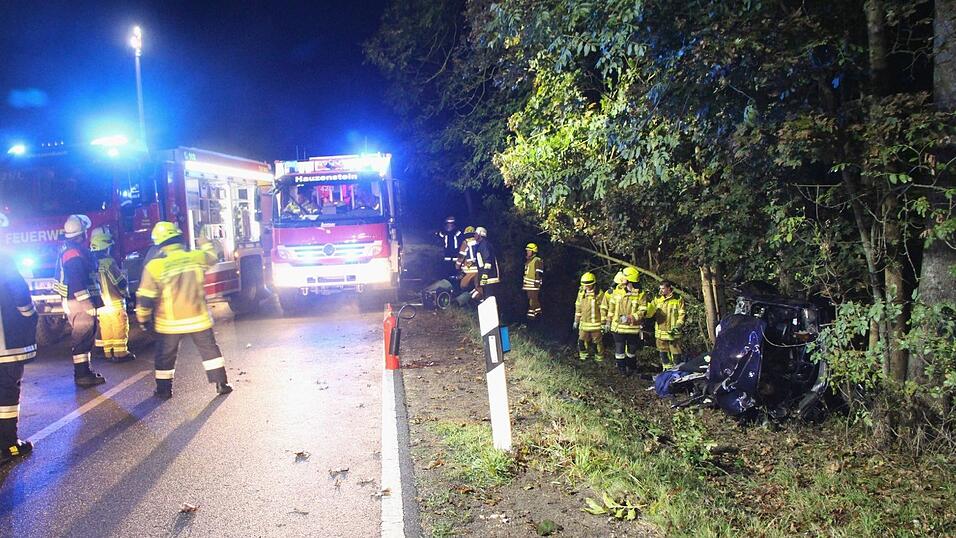 Eine 18-jährige Fahranfängerin wurde in diesem Wrack eingeklemmt. Der Unfall ereignete sich auf der Kreisstraße R6 zwischen Wenzenbach und Bernhardswald.
