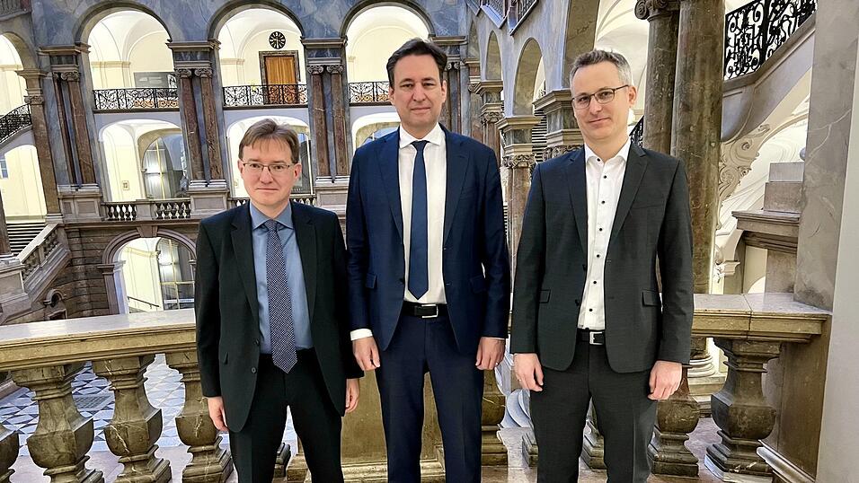 Der Leiter der Zentralstelle Cybercrime Bayern, Thomas Goger, Justizminister Georg Eisenreich (CSU) und Bernhard Haslhofer vom 'Complexity Science Hub' Wien (v.l.) Der Leiter der Zentralstelle Cybercrime Bayern, Thomas Goger, Justizminister Georg Eisenreich (CSU) und Bernhard Haslhofer vom 'Complexity Science Hub' Wien (v.l.)
