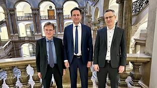 Der Leiter der Zentralstelle Cybercrime Bayern, Thomas Goger, Justizminister Georg Eisenreich (CSU) und Bernhard Haslhofer vom 'Complexity Science Hub' Wien (v.l.)