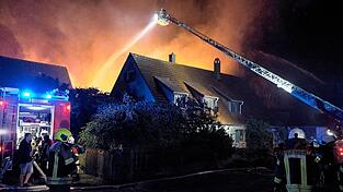 Der Stall in Wilburgstetten geriet in Brand und stürzte ein. Der Stall in Wilburgstetten geriet in Brand und stürzte ein.