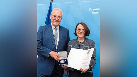 Staatsminister Joachim Herrmann ehrte Gertrud Maltz-Schwarzfischer.