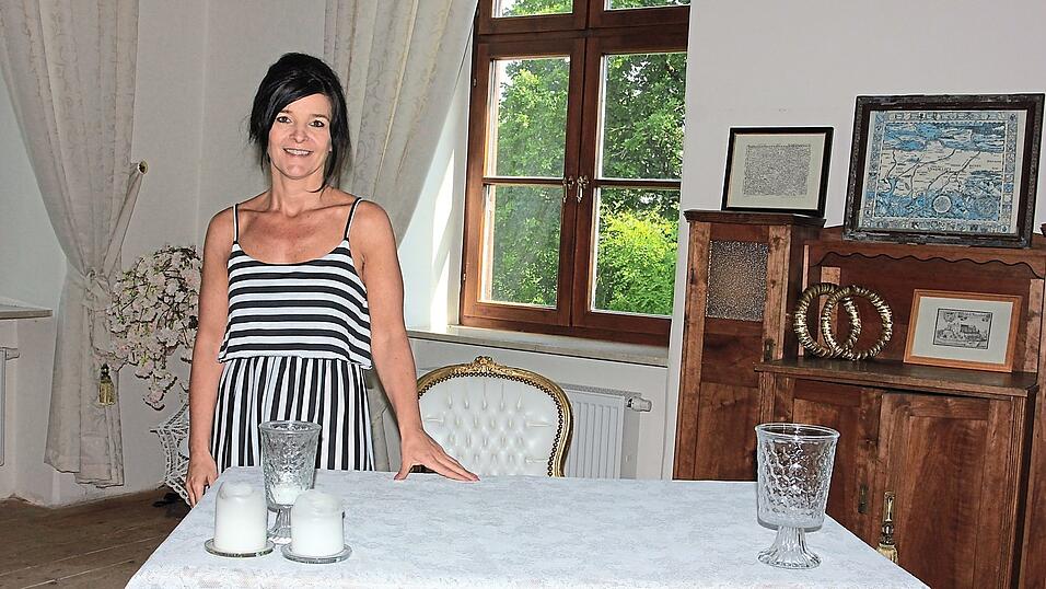 Schlossherrin Karin Zierer, die die Traumhochzeiten organisiert, musste 15 von 40 geplanten Hochzeiten bis dato auf das nächste Jahr verschieben. Schlossherrin Karin Zierer, die die Traumhochzeiten organisiert, musste 15 von 40 geplanten Hochzeiten bis dato auf das nächste Jahr verschieben.