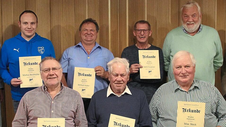 Ehrung langjähriger Mitglieder mit Bürgermeister Josef Straßer (hinten r.): Josef Wagensonner (vorne v. l.), Josef Schwarzbözl, Max Steck, Markus Beslmüller (hinten v. l.), Helmut Huber und Willi Fiederer. Ehrung langjähriger Mitglieder mit Bürgermeister Josef Straßer (hinten r.): Josef Wagensonner (vorne v. l.), Josef Schwarzbözl, Max Steck, Markus Beslmüller (hinten v. l.), Helmut Huber und Willi Fiederer.