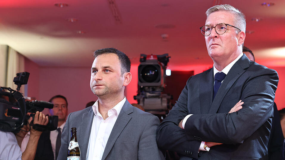 Anhänger der SPD reagieren bei der Wahlparty nach der Bekanntgabe der ersten Prognose zur Landtagswahl in Bayern.