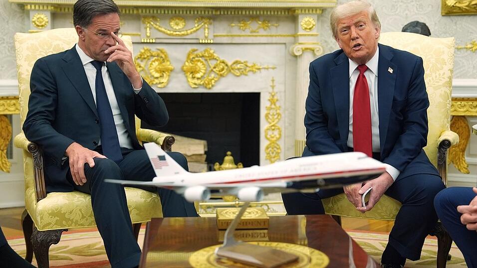 US-Präsident Trump droht russischen Handelspartnern mit 100-Prozent-Zöllen bei einem Treffen mit Nato-Generalsekretär Rutte. US-Präsident Trump droht russischen Handelspartnern mit 100-Prozent-Zöllen bei einem Treffen mit Nato-Generalsekretär Rutte.
