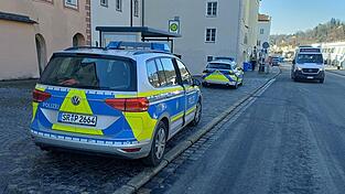 Mehrere Streifenbesatzungen, die Bereitschaftspolizei, Sp&uuml;rhunde und ein Polizeihubschrauber suchten erfolglos nach dem 22-J&auml;hrigen.