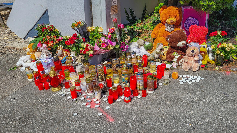 An der Unfallstelle in der Straubinger Straße haben Trauernde seit Bekanntwerden des Todes Kerzen, Blumen und Plüschtiere niedergelegt. An der Unfallstelle in der Straubinger Straße haben Trauernde seit Bekanntwerden des Todes Kerzen, Blumen und Plüschtiere niedergelegt.