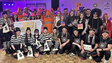 Die einfallsreichsten Kost&uuml;mgruppen wurden von der Jury mit Bargutscheinen belohnt.