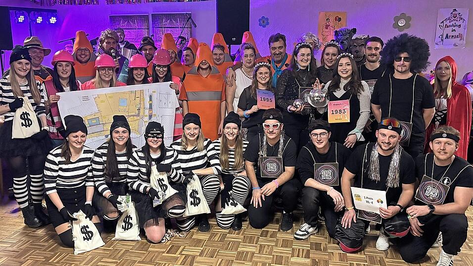 Die einfallsreichsten Kost&uuml;mgruppen wurden von der Jury mit Bargutscheinen belohnt.