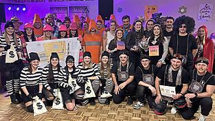 Die einfallsreichsten Kost&uuml;mgruppen wurden von der Jury mit Bargutscheinen belohnt.