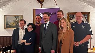 OB-Kandidat Norbert Hoffmann (Mitte) mit den Stadtratskandidaten (von links) Christian Baier, Barbara Hofmockel-Nikola, Christian P&ouml;hner, Thomas Richter, Claudia Hahn und Thomas Rogler.