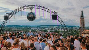 Unter einer schwarzen, einen Meter großen Discokugel feiern die Gäste das „Tanz die Trausnitz“-Jubiläum. Veranstalter Jürgen Grünbauer hat sie extra gekauft: „Als Kind der Achtziger weiß ich: Keine Disco ohne Discokugel.“ Unter einer schwarzen, einen Meter großen Discokugel feiern die Gäste das „Tanz die Trausnitz“-Jubiläum. Veranstalter Jürgen Grünbauer hat sie extra gekauft: „Als Kind der Achtziger weiß ich: Keine Disco ohne Discokugel.“