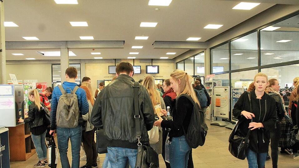 Gegen 12 Uhr beginnt der Andrang bei der Essensausgabe in der Mensa der Uni Regensburg. Gegen 12 Uhr beginnt der Andrang bei der Essensausgabe in der Mensa der Uni Regensburg.