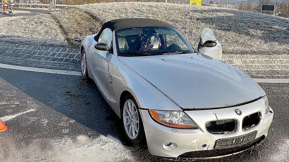 Anfang März saust ein auswärtiger Autofahrer einmal quer über den Kreisverkehr, was im Netz eine Debatte über Ausschilderung, Sinn und Wirkung des neuen Kreisels auslöst. Anfang März saust ein auswärtiger Autofahrer einmal quer über den Kreisverkehr, was im Netz eine Debatte über Ausschilderung, Sinn und Wirkung des neuen Kreisels auslöst.