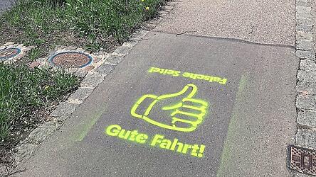 Zu Fr&uuml;hjahrsbeginn hat die Stadt in Zusammenarbeit mit der Polizei in Landshut wieder eine an Radfahrer gerichtete Sicherheitsinitiative begonnen. Der Schwerpunkt dieses Jahr liegt bei der Problematik der Geisterradler, die mit gelben Warnhinweisen auf Radwegen auf m&ouml;gliches Fehlverhalten hingewiesen werden.