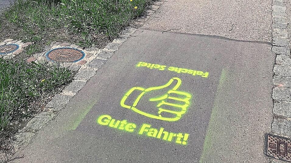 Zu Frühjahrsbeginn hat die Stadt in Zusammenarbeit mit der Polizei in Landshut wieder eine an Radfahrer gerichtete Sicherheitsinitiative begonnen. Der Schwerpunkt dieses Jahr liegt bei der Problematik der Geisterradler, die mit gelben Warnhinweisen auf Radwegen auf mögliches Fehlverhalten hingewiesen werden. Zu Frühjahrsbeginn hat die Stadt in Zusammenarbeit mit der Polizei in Landshut wieder eine an Radfahrer gerichtete Sicherheitsinitiative begonnen. Der Schwerpunkt dieses Jahr liegt bei der Problematik der Geisterradler, die mit gelben Warnhinweisen auf Radwegen auf mögliches Fehlverhalten hingewiesen werden.