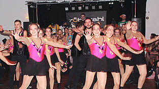 Die Showtanzgruppe der Narrhalla Pfeffenhausen tanzte zu 'Mr. Vain'. Die Showtanzgruppe der Narrhalla Pfeffenhausen tanzte zu 'Mr. Vain'.