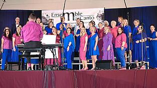 Den Auftakt des Abends machte der Chor mit Mamma Mia von Abba.