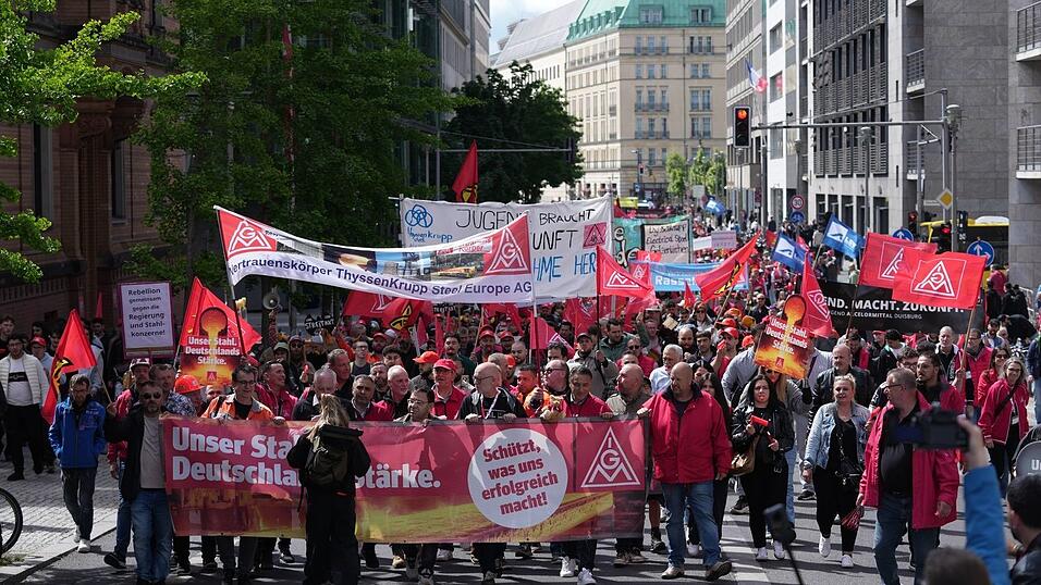 Nach Angaben der IG Metall beteiligten sich rund 1.700 Beschäftigte aus mehr als 40 Betrieben an den Aktionen. Nach Angaben der IG Metall beteiligten sich rund 1.700 Beschäftigte aus mehr als 40 Betrieben an den Aktionen.