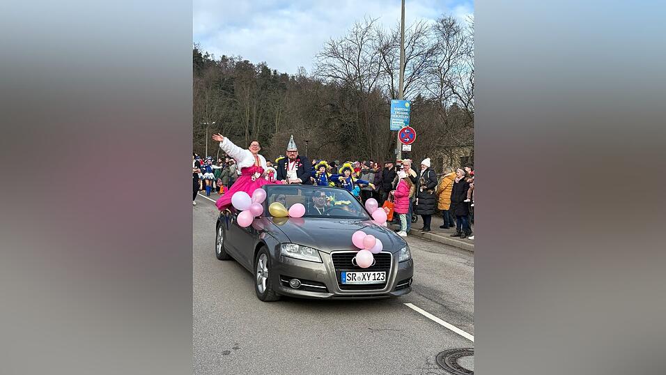 Der Verein Bogener Narrentisch sucht für die Faschingssaison 2026/27 dringend ein neues erwachsenes Prinzenpaar. Prinzessin Sindy I und Prinz Jens I müssen am 11.11. dieses schöne Amt weitergeben. Der Verein Bogener Narrentisch sucht für die Faschingssaison 2026/27 dringend ein neues erwachsenes Prinzenpaar. Prinzessin Sindy I und Prinz Jens I müssen am 11.11. dieses schöne Amt weitergeben.