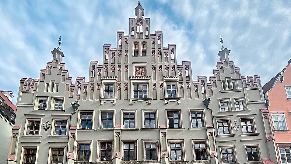 Eine der erfolgreichen Sanierungen des vergangenen Berichtsjahres: Die Fassade des Ainmillerhauses in der Altstadt 195-197 wurde 'sehr hochwertig und aufw&auml;ndig' saniert, wie die Leiterin des Bauaufsichtsamts, Sandra Winterstetter, bilanzierte.