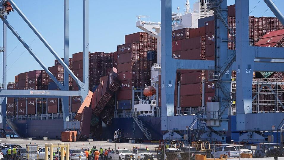 Fast 70 Container stürzten ins Wasser.