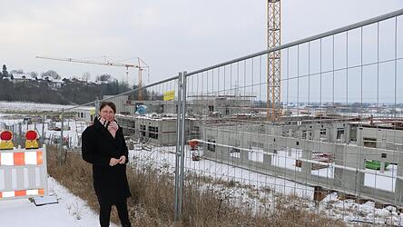 Andrea Probst, Erste B&uuml;rgermeisterin der Stadt Bogen und erneut Kandidatin f&uuml;r das Amt, steht am Bauzaun vor der Baustelle der f&uuml;nfz&uuml;gigen Grundschule. Sie ist froh dar&uuml;ber, dass der Bau derzeit im Zeit- und Kostenrahmen liegt. Ausbau und Erhalt der Infrastruktur ist ein zentrales Anliegen f&uuml;r sie.