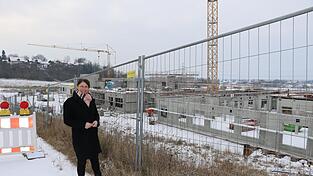 Andrea Probst, Erste Bürgermeisterin der Stadt Bogen und erneut Kandidatin für das Amt, steht am Bauzaun vor der Baustelle der fünfzügigen Grundschule. Sie ist froh darüber, dass der Bau derzeit im Zeit- und Kostenrahmen liegt. Ausbau und Erhalt der Infrastruktur ist ein zentrales Anliegen für sie. Andrea Probst, Erste Bürgermeisterin der Stadt Bogen und erneut Kandidatin für das Amt, steht am Bauzaun vor der Baustelle der fünfzügigen Grundschule. Sie ist froh darüber, dass der Bau derzeit im Zeit- und Kostenrahmen liegt. Ausbau und Erhalt der Infrastruktur ist ein zentrales Anliegen für sie.