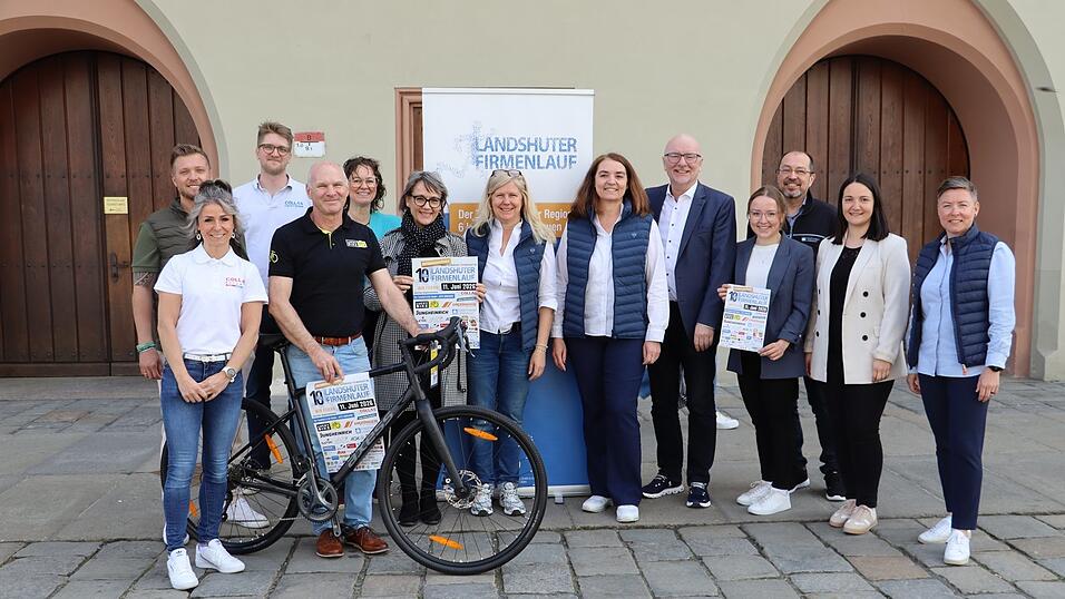 Die beiden Organisatorinnen Anja Spies und Andrea Stadler (Siebte und Achte von links), Oberbürgermeister Alexander Putz, Sportbeauftragte Sabrina Högl (rechts), Sponsoren und Unterstützer stellten bei einer Pressekonferenz das Programm des zehnten Firmenlaufs vor. Die beiden Organisatorinnen Anja Spies und Andrea Stadler (Siebte und Achte von links), Oberbürgermeister Alexander Putz, Sportbeauftragte Sabrina Högl (rechts), Sponsoren und Unterstützer stellten bei einer Pressekonferenz das Programm des zehnten Firmenlaufs vor.