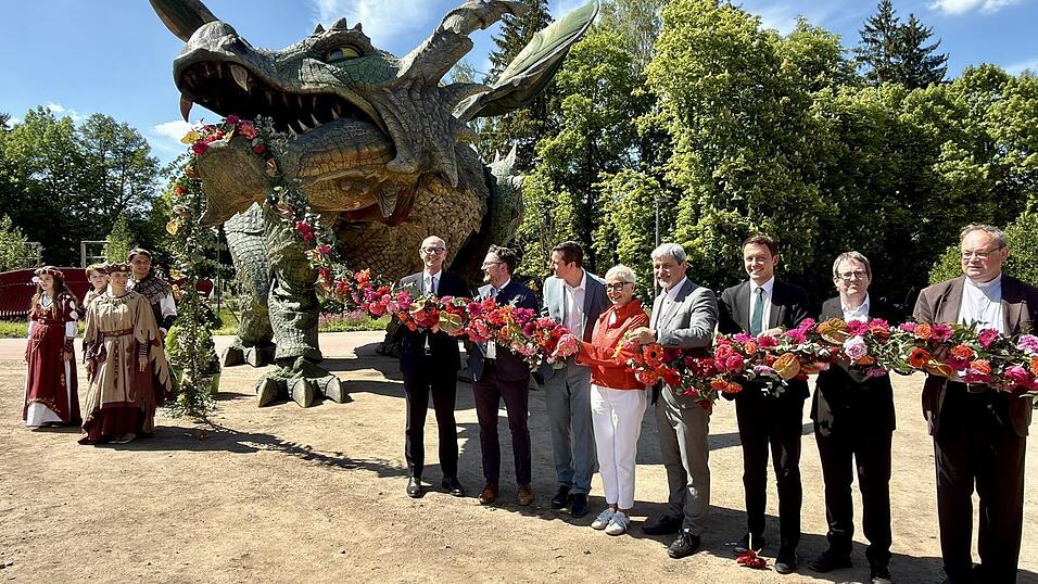 Mit dem Durchtrennen eines Blumenbandes - so wie am ersten Gartenschautag - wurde das Gel&auml;nde freigegeben.