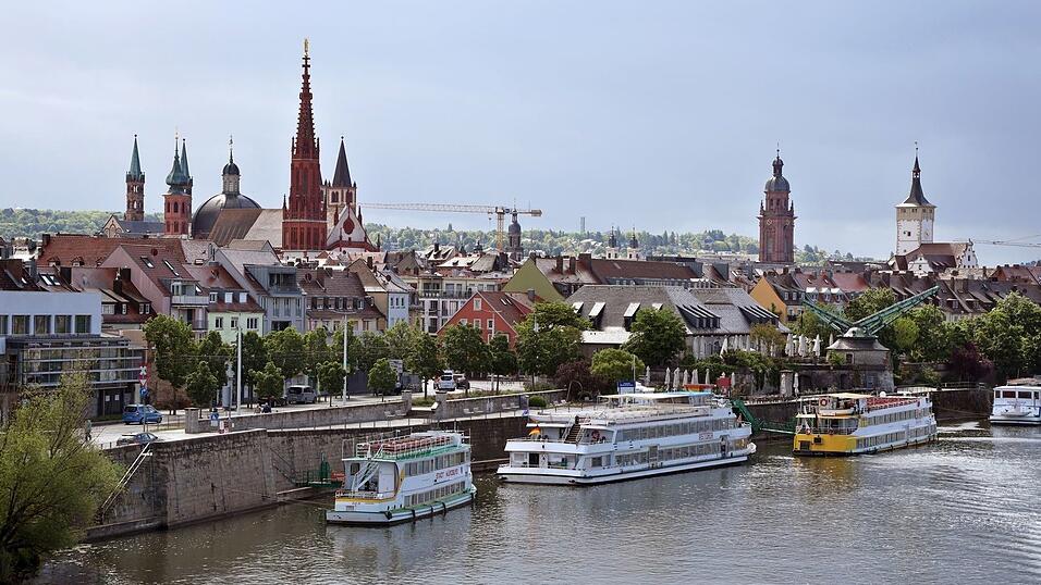 Wolkenloser Himmel in W&uuml;rzburg. Unterfranken wird nach Vorhersage des DWD an diesem Mittwoch einmal mehr die w&auml;rmste Region Bayerns sein. (Archivbild)