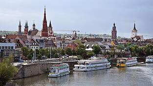 Wolkenloser Himmel in Würzburg. Unterfranken wird nach Vorhersage des DWD an diesem Mittwoch einmal mehr die wärmste Region Bayerns sein. (Archivbild) Wolkenloser Himmel in Würzburg. Unterfranken wird nach Vorhersage des DWD an diesem Mittwoch einmal mehr die wärmste Region Bayerns sein. (Archivbild)