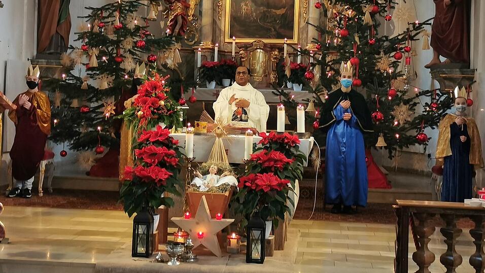 Pfarrer Joseph Kata feierte mit den Sternsingern in der Pfarrkirche das Dreik&ouml;nigsfest.