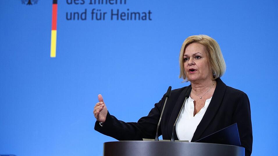 Faeser zweifelt daran, dass Merz' Vorschläge rechtskonform sind.