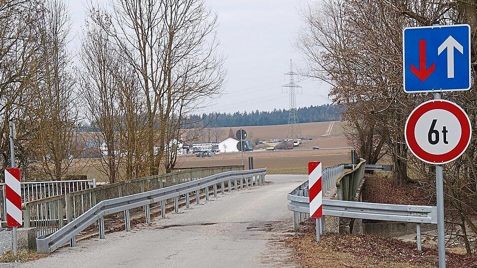 Bereits 2019 ist die Brücke beim Wehr in Wannersdorf mit der Schulnote 6 bewertet worden. Wann genau die Brücke gesperrt wird, ist derzeit noch offen. In einigen Wochen schon könnte es jedoch so weit sein.
