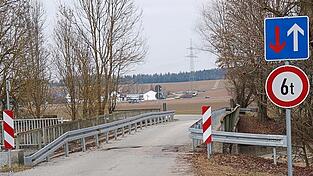 Bereits 2019 ist die Brücke beim Wehr in Wannersdorf mit der Schulnote 6 bewertet worden. Wann genau die Brücke gesperrt wird, ist derzeit noch offen. In einigen Wochen schon könnte es jedoch so weit sein.