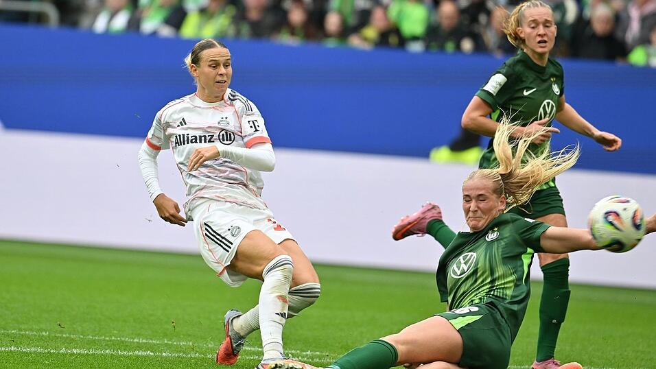 Bayern-Torschützin Klara Bühl (l).