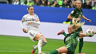 Bayern-Torschützin Klara Bühl (l).