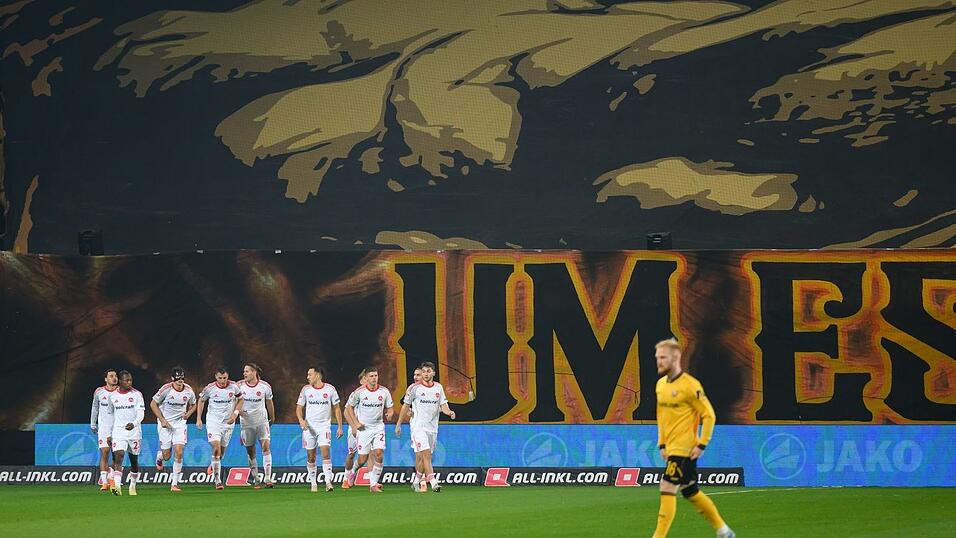 Nürnbergs Spieler jubeln nach dem Tor zum 0:1. Nürnbergs Spieler jubeln nach dem Tor zum 0:1.