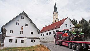 Wie Verkehr belastet, wie Straßenneubau stillsteht - beides zeigt Weihmichl sinnbildlich.