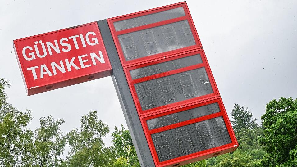 Der Tankrabatt kam zu großen Teilen bei den Verbrauchern an, sagt die Monopolkommission. (Archivbild) Der Tankrabatt kam zu großen Teilen bei den Verbrauchern an, sagt die Monopolkommission. (Archivbild)