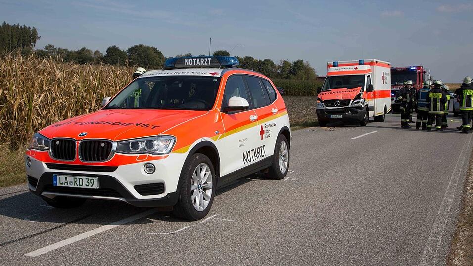 Ein Sanka fuhr am Samstag auf einen Notarztwagen auf, nachdem dieser stark bremste. Vier Rettungskräfte wurden leicht verletzt. Ein Sanka fuhr am Samstag auf einen Notarztwagen auf, nachdem dieser stark bremste. Vier Rettungskräfte wurden leicht verletzt.