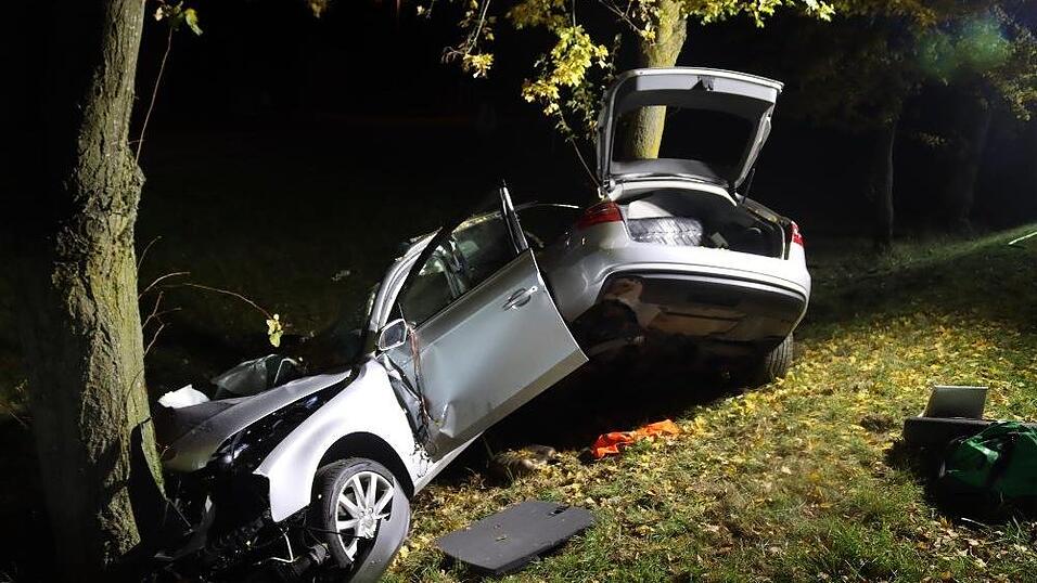 Bei einem Unfall auf der B8 bei Stephansposching wurde das Auto zerfetzt. Der Autofahrer erlitt leichte Verletzungen.