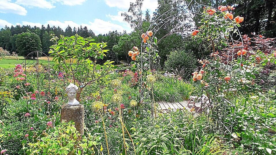 &Uuml;berall in ihrem Garten hat Ingrid Hackl verwunschene Ecken geschaffen.